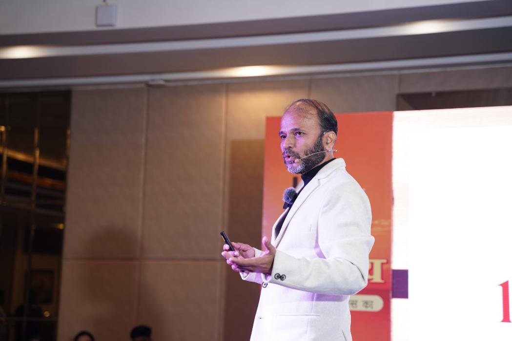  Deepak Kapoor stage presentation during corporate training event