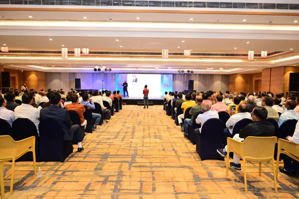  Deepak Kapoor inspiring professionals in motivational session
