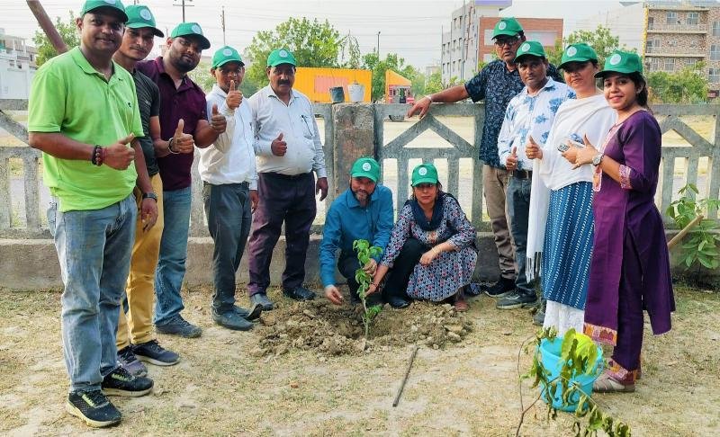 Deepak Kapoor conducting team building training program 